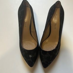 Antonio Melani beautiful shoes, black suede pumps with metallic prints, 7m.